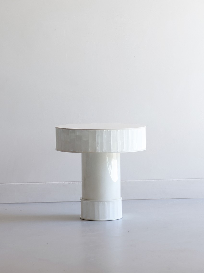 White modern side table in lacquer and gypse by Jallu Ébéistes