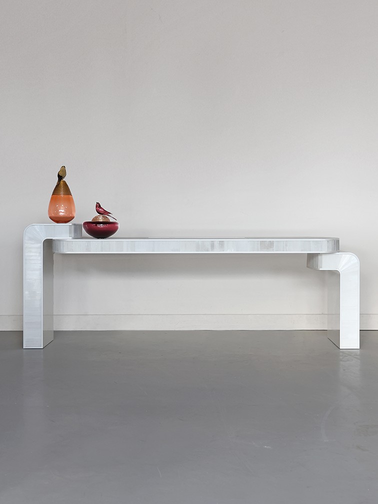 A sculptural gypse desk by Jallu Ébénistes with lacquer top and sides in a layered, stepped design.